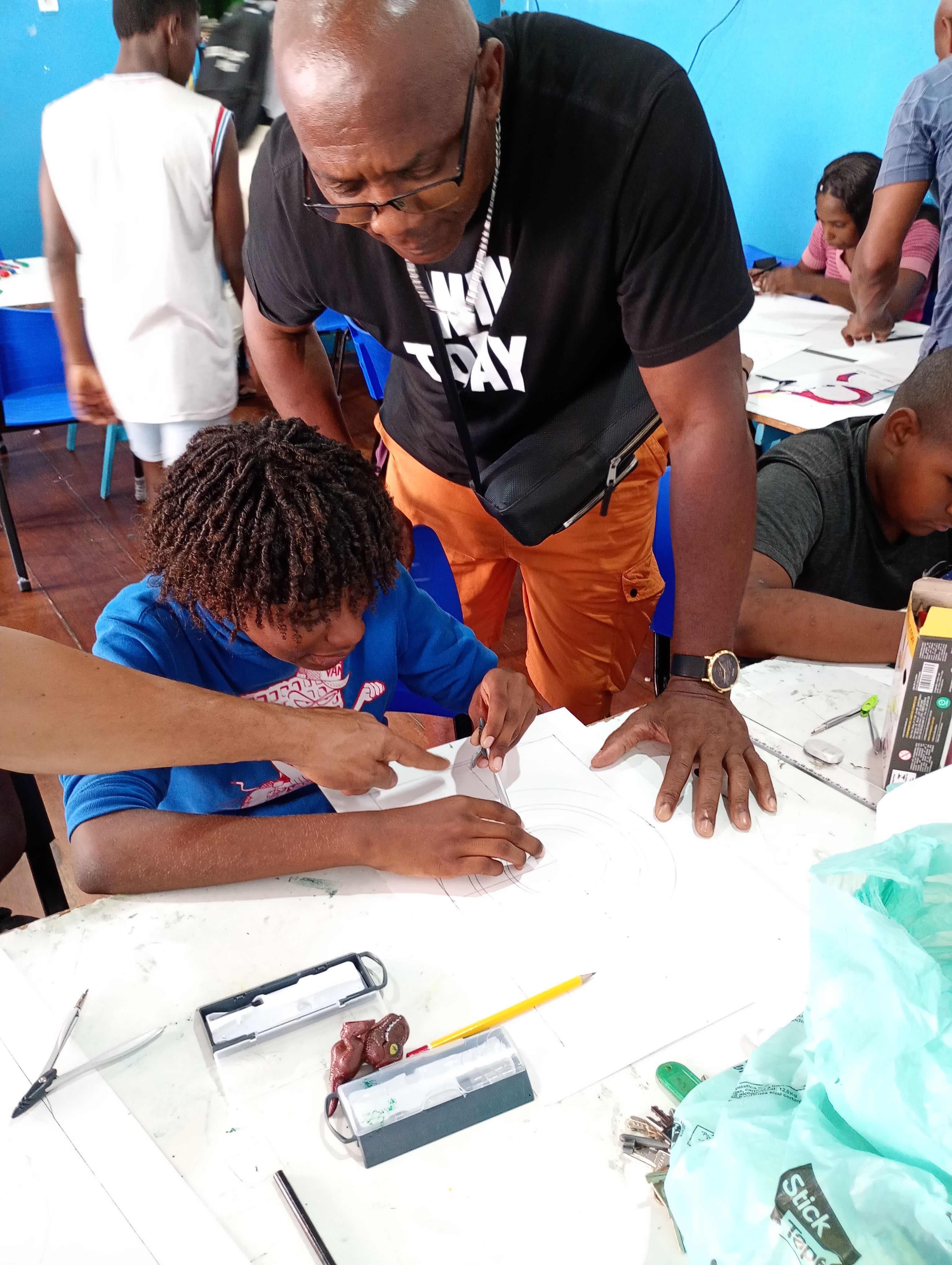 Artista Antoine Duinguiou oficina de pintura