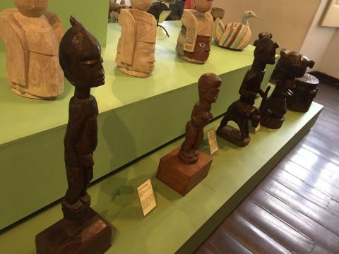 Esculturas em madeira