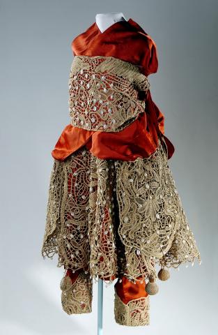 Trajes Litúrgicos - No campo das religiões afro-brasileiras, os trajes possuem significados simbólicos. De acordo com a hierarquia, cada membro obedece a critérios específicos relacionados aos elementos que poderão compor o seu traje, sendo possível identificar a posição de cada pessoa, a partir da observação do que está usando